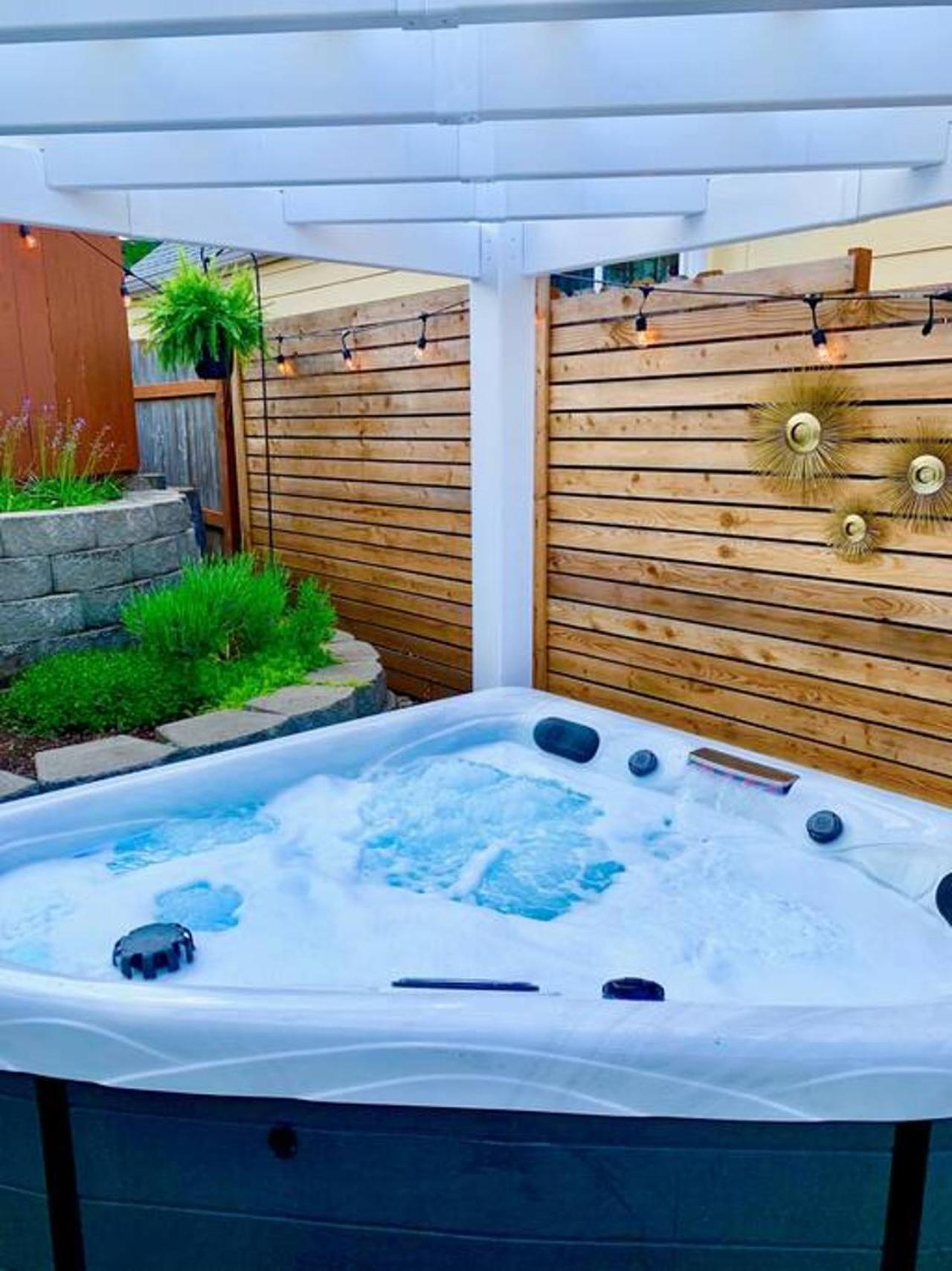 Private New Garden Apartment W Hot Tub 카마스 외부 사진