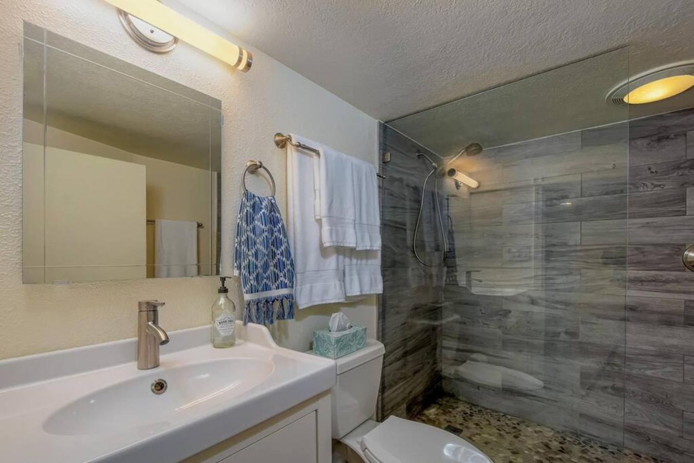 Private New Garden Apartment W Hot Tub 카마스 외부 사진